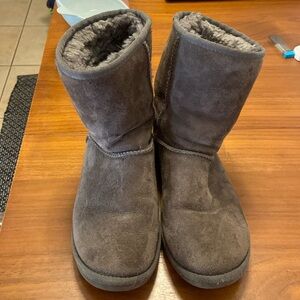 UGG Classic Short Boot. Grey. Sz 6.